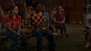 Forever 21 Checkered Sweater porté par Noah Lambert (Israel Johnson) tel qu’on le voit dans BUNK’D : Learning the Ropes (S07E17)