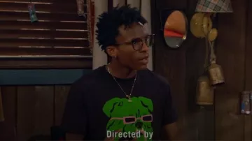 T-shirt Culk Bulldog porté par Noah Lambert (Israel Johnson) comme on le voit dans BUNK’D : Learning the Ropes (S07E17)