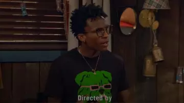 T-shirt Culk Bulldog porté par Noah Lambert (Israel Johnson) comme on le voit dans BUNK’D : Learning the Ropes (S07E17)