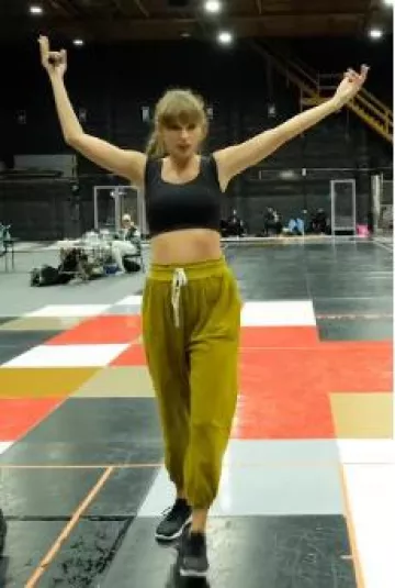 Nike Free Rn 2017 usado por Taylor Swift en I Can Do This with a Broken Heart Music Video el 20 de agosto de 2024