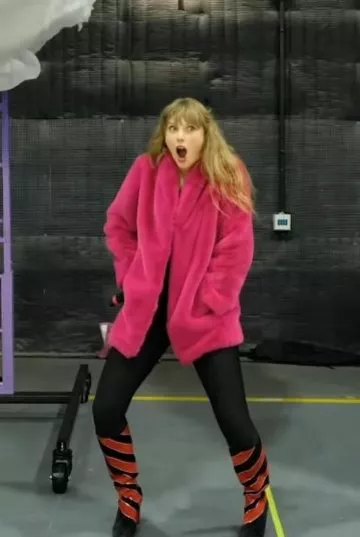 Christian Louboutin Gael Botta Boots usadas por Taylor Swift en el video musical de I Can Do This with a Broken Heart el 20 de agosto de 2024