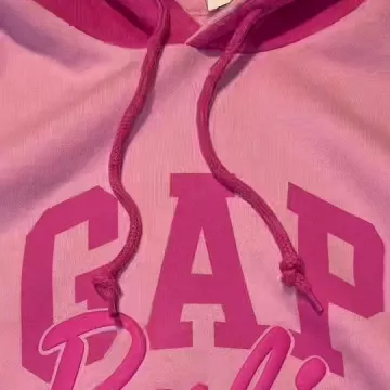 Mayra Carmona is wearing Barbie Pink Top in @mayracarmonaa Instagram account