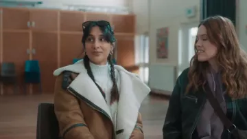 Blouson d’aviateur court Stradivarius avec passepoil contrasté en beige porté par Cherry (Taj Atwal) comme on le voit dans Daddy Issues (S01E04)
