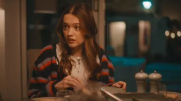 Cardigan long en tricot Monki à rayures bleu marine porté par Gemma (Aimee Lou Wood) comme on le voit dans Daddy Issues (S01E04)