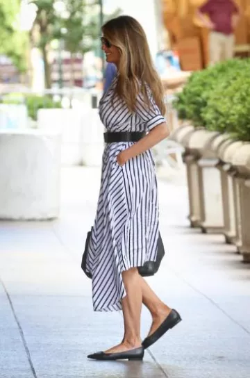 Roger Vivier Gommettine Flats en negro usados por Melania Trump llegando a la Torre Trump el 21 de agosto de 2024