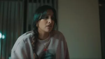 Sudadera oversize de Asos Design con amante fotográfico en rosa jaspeado por Cherry (Taj Atwal) como se ve en Daddy Issues (S01E06)