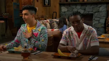 Asos Design Chemise de camp en lin brodé décontractée portée par Noah Lambert (Israel Johnson) comme on le voit dans BUNK’D : Learning the Ropes (S07E19)