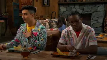 Asos Design Chemise de camp en lin brodé décontractée portée par Noah Lambert (Israel Johnson) comme on le voit dans BUNK’D : Learning the Ropes (S07E19)