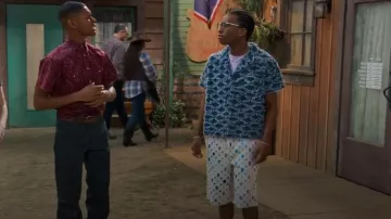 Boohoo Boxy Fit Diamond Jacquard Denim Shirt portée par Noah Lambert (Israel Johnson) comme on le voit dans BUNK’D : Learning the Ropes (S07E20)