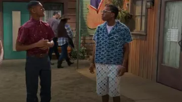 Boohoo Boxy Fit Diamond Jacquard Denim Shirt portée par Noah Lambert (Israel Johnson) comme on le voit dans BUNK’D : Learning the Ropes (S07E20)