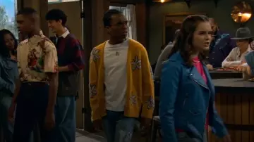 Cardigan de fleurs de pique-de Coney Island en bois d’arrow porté par Noah Lambert (Israel Johnson) comme on le voit dans BUNK’D : Apprendre les ficelles du métier (S07E20)