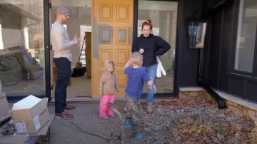 Blundstone 1609 Women's Classics Chelsea Boots worn by Mina Starsiak as seen in Good Bones (S09E01)