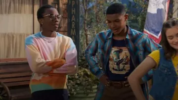 Pull à manches longues Patchy Rainbow en laine mélangée cidre porté par Noah Lambert (Israel Johnson) comme on le voit dans BUNK’D : Learning the Ropes (S07E20)