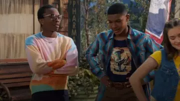 Pull à manches longues Patchy Rainbow en laine mélangée cidre porté par Noah Lambert (Israel Johnson) comme on le voit dans BUNK’D : Learning the Ropes (S07E20)