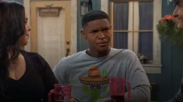 Cartba Cowboy Co. Fun Hilarious Funny Western Rodeo Cowboy Humor T-Shirt porté par Bill Pickett (Alfred Lewis) comme on le voit dans BUNK’D : Apprendre les ficelles du métier (S07E21)