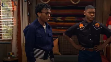 Veste bleu marine Zara portée par Noah Lambert (Israel Johnson) comme on le voit dans BUNK’D : Learning the Ropes (S07E21)