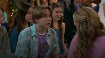 Chemise hawaïenne d’été de la parade de l’ananas blanc des elfes ivres portée par Jake Jacobs (Luke Busey) comme on le voit dans BUNK’D : Apprendre les ficelles du métier (S07E22)