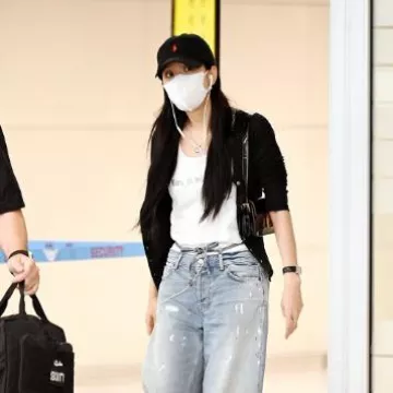 Cartier Trinity Necklace worn by Jisoo at Airport on August 18, 2024