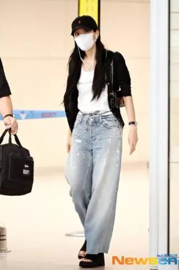 Dior Miss Dior Flap Bag worn by Jisoo at Airport on August 18, 2024