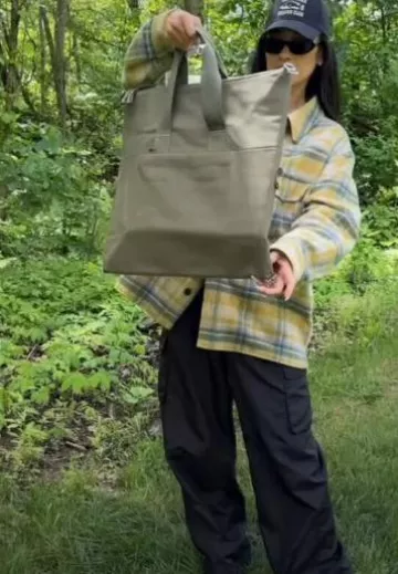 Beis The Utility Tote en Olive porté par Shay Mitchell sur sa Story Instagram le 18 août 2024