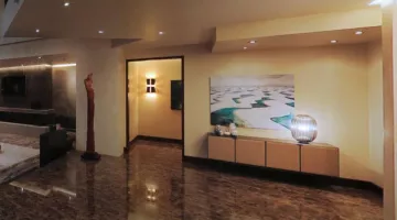 The console Minotti Morrison at Christian Grey (Jamie Dornan) in Fifty Shades of Grey