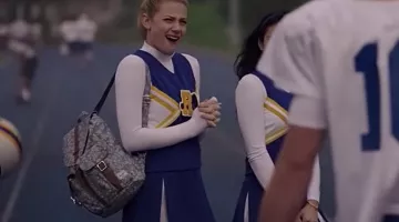 Le sac à dos Herschel de Betty Cooper (Lili Reinhart) dans Riverdale S01E01