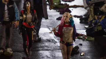 El bombardero de chaqueta (versión redonda) de Harley Quinn (Margot Robbie) en Suicide Squad