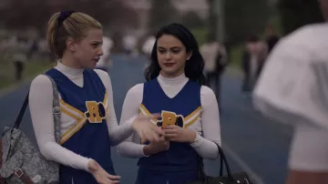 Le sac à dos Herschel porté par Betty Cooper (Lili Lili Rein­hart) dans Riverdale (Saison 1 Épisode 1)