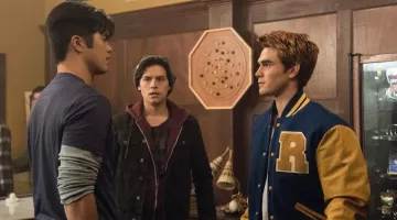 El peluche / Bombardero con los colores de su universidad de Archibald Andrews (K.J. Apa) en Riverdale S01E02