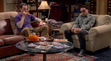 Les Converse noires de Leonard Hofstadter (Johnny Galecki) dans The Big Bang Theory S09E01