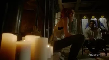 The jeans with the hole Zara Clary Fray (Katherine McNamara) in Shadowhunters S02E03