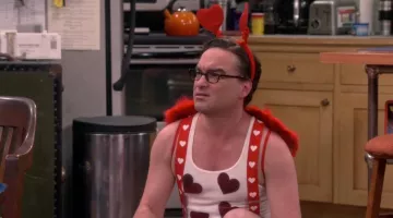 les bretelles motif coeur de Leonard Hofstader ( Johnny Galecki ) dans The Big Bang Theory S09E15