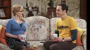 The yellow t-shirt train of Sheldon Cooper (Jim Parsons) dansThe Big Bang Theory (S09E04)