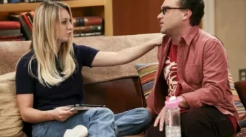 Suéter de cachemira de manga corta de Penny (Kaley Cuoco) en The Big Bang Theory S10E14
