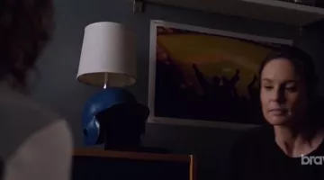 La lampe casque de baseball de la chambre de Bram dans Colony