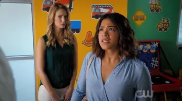 top green Petra Solano ( Yael Grobglas) in Jane the virgin