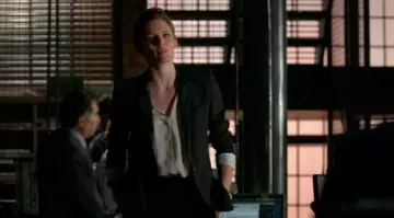 chemisier blanc porté par Kate Beckett ( Stana Katic ) dans Castle