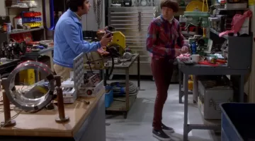 The slip-on Vans of Howard Wolowitz (Simon Helberg) The Big Bang Theory S09E10