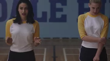 Betty et Veronica American Apparel court à Riverdale