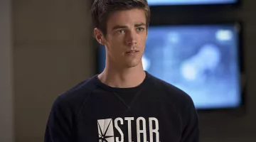 Le sweatshirt bleu marine "Star Laboratories" de Barry Allen (Grant Gustin) dans The Flash S01E01