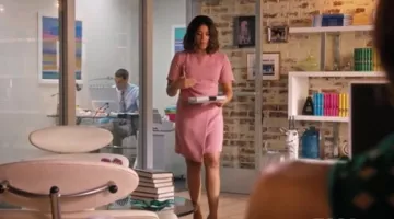 La túnica rosa drapée Topshop de Jane Villanueva (Gina Rodriguez) dans Jane la virgen (S03E11)