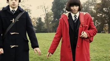 Abrigo rojo de Jordan Bevan (Yasmin Paige) en la película Submarin