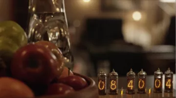 El reloj de David Mailer (Patrick Gilmore) en Travelers / Les voyageurs du temps S01E05