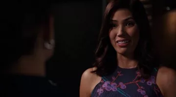 El vestido floral de Angela Montenegro (Michaela Conlin) en Bones