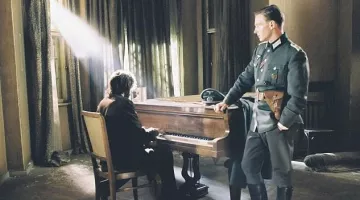 The piano Perzina Wladyslaw Szpilman (Adrian Brody) in The Pianist