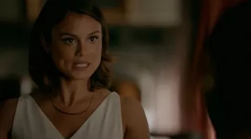 haut blanc de Sybil played ( Nathalie Kelley ) dans The vampire diaries
