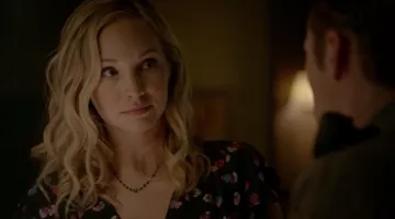collier de  Caroline Forbes ( Candice Accola ) dans the vampire diaries