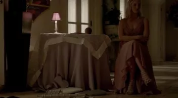 robe de cérémonie de Caroline Forbes ( Candice Accola ) dans the vampire diaries