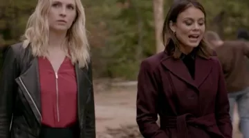 manteau bordeau vu sur Sybil ( Nathalie Kelley ) dans The vampire diaries
