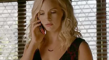 collier vu sur Caroline Forbes played ( Candice Accola ) dans The vampire diaries